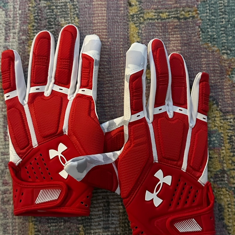 Football gloves like new. Sizes XL-3XL